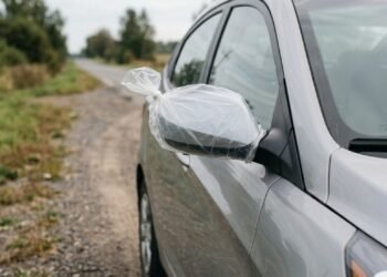 Saco plástico no espelho retrovisor: o que significa e por que é necessário fazê-lo