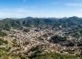 A cidade foi construída dentro de um vulcão e tem 18°C ​​durante todo o ano