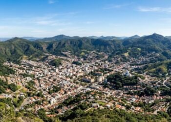 A cidade foi construída dentro de um vulcão e tem 18°C ​​durante todo o ano
