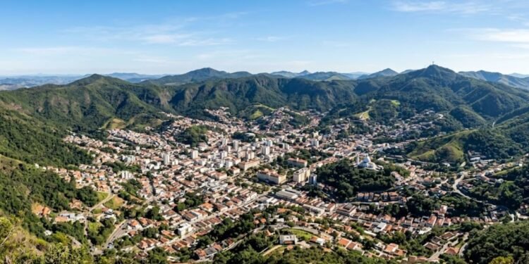 Os viajantes encontram opções variadas de lazer ecológico e cultural ao longo das estações