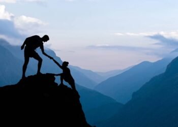 O significado do provérbio japonês é: “Quem cai e se levanta percorreu um caminho mais longo do que quem nunca caiu.”