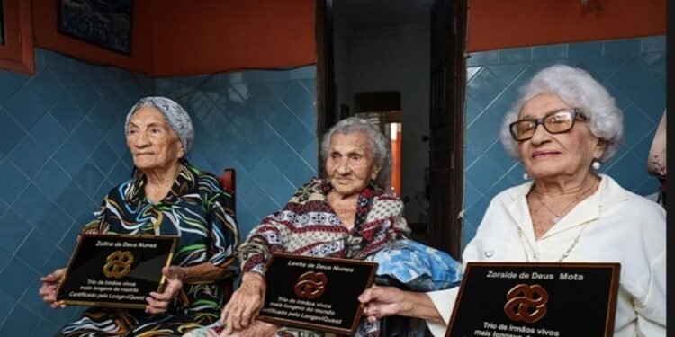 trio de irmãos vivos