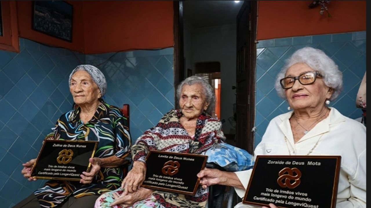 trio de irmãos vivos