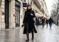 Mulheres fashionistas estão resgatando essa peça dos anos 2000 para montar looks urbanos cheios de personalidade