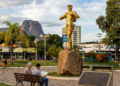 A cidade mineira apelidada de "Valadólares" onde uma estátua de mochila conta a história de milhares de brasileiros nos EUA