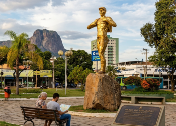 A cidade mineira apelidada de "Valadólares" onde uma estátua de mochila conta a história de milhares de brasileiros nos EUA
