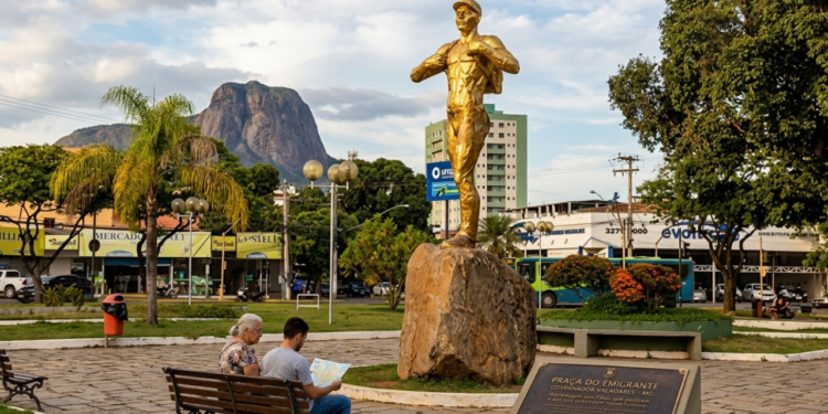 A cidade mineira apelidada de "Valadólares" onde uma estátua de mochila conta a história de milhares de brasileiros nos EUA