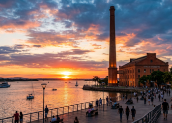 O pôr do sol mais famoso do sul do país cai sobre o Guaíba e ilumina a chaminé de 117 metros da Usina do Gasômetro