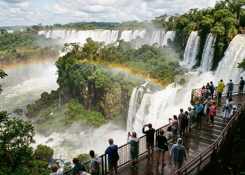 Com 275 quedas d'água na fronteira de três países esse destino figura entre as 7 Maravilhas Naturais do Mundo