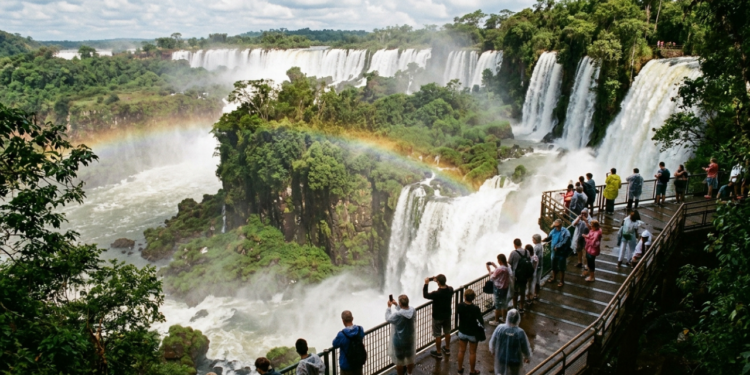 Com 275 quedas d'água na fronteira de três países esse destino figura entre as 7 Maravilhas Naturais do Mundo