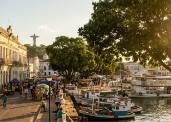 A Capital do Pantanal tem 60% de território alagado, fica na fronteira com a Bolívia e guarda o terceiro maior porto fluvial da América Latina