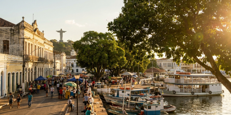 A Capital do Pantanal tem 60% de território alagado, fica na fronteira com a Bolívia e guarda o terceiro maior porto fluvial da América Latina