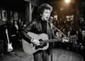A reflexão de Bob Dylan sobre como a música pode influenciar as pessoas: “As canções são pensamentos que, por um instante, param o tempo. Ouvir uma canção é ouvir pensamentos.”