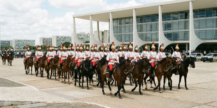 Os Dragões da Independência são o 1º Regimento de Cavalaria de Guardas, a mais antiga e tradicional unidade de cavalaria do Exército, encarregada do cerimonial da Presidência da República e da guarda dos palácios presidenciais em Brasília