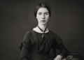 Citação de Emily Dickinson: “A alma escolhe a sua própria companhia, fecha a porta ao resto do mundo e guarda em silêncio aquilo que reconhece como verdadeiro.” A reflexão que ensina por que nem toda presença merece entrar no lugar mais íntimo da sua vida