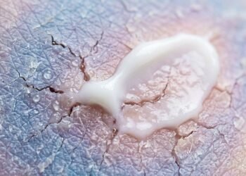 Angela Tewari, dermatologista: “O Cicaplast Baume B5 da La Roche-Posay não deve ser considerado um creme hidratante comum de uso diário, mas sim um bálsamo de reparação intensiva para a barreira cutânea danificada.”