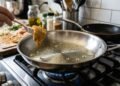 Como fazer a panela de inox não grudar usando um truque simples antes de cozinhar