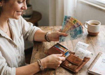 Redução das compras por impulso. Maior facilidade para cumprir um planejamento financeiro. Percepção mais clara do valor do dinheiro. Melhor controle do orçamento mensal. Desenvolvimento de hábitos financeiros sustentáveis.
