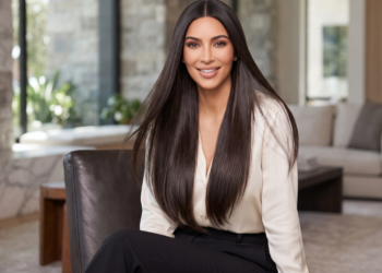 O cabelo polido de Kim Kardashian inspira uma rotina em que shampoos e finalizadores leves fazem mais sentido do que fórmulas que pesam e tiram o movimento