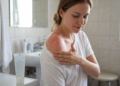 Phil Cowley, farmacêutico, afirma: “O gel pós-sol não deve ser considerado um tratamento completo para queimaduras graves, mas sim uma forma de acalmar e hidratar a pele em casos leves”
