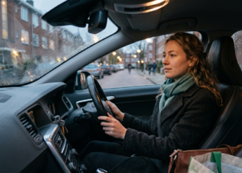 As pessoas que ficam alguns minutos dentro do carro depois de estacionar, mesmo querendo chegar logo em casa, podem não estar simplesmente distraídas; aquele banco parado pode ser o único lugar onde ninguém espera uma resposta imediata