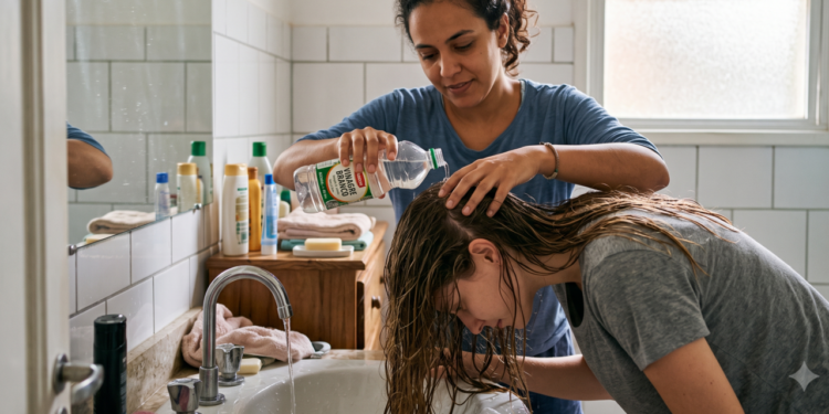 Por que muitas mulheres lavam o cabelo com vinagre branco e para que serve