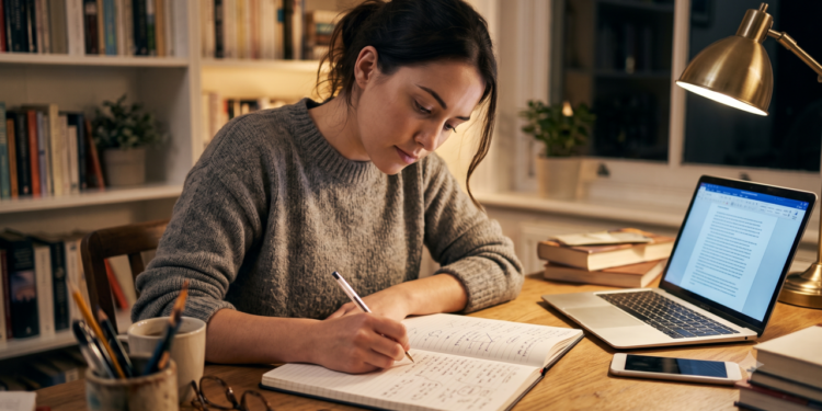Pessoas que anotam no papel não estão necessariamente rejeitando a tecnologia, estão protegendo um tipo de foco em que a ferramenta não compete com a própria tarefa