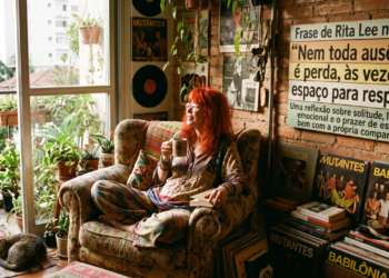 Frase de Rita Lee no dia: “Nem toda ausência é perda, às vezes é espaço para respirar”. Uma reflexão sobre solitude, liberdade emocional e o prazer de estar bem com a própria companhia