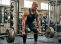 Frase do dia de Dwayne Johnson: “Disciplina pesa gramas, arrependimento pesa toneladas”, a lição direta sobre foco, rotina e resultado