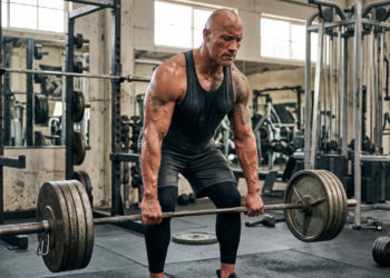 Frase do dia de Dwayne Johnson: “Disciplina pesa gramas, arrependimento pesa toneladas”, a lição direta sobre foco, rotina e resultado