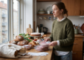 O hábito de comprar comida um pouco a mais quando a família vem visitar não é excesso de preparação; para muitas pessoas, é uma herança silenciosa de uma família onde a fartura na mesa era a forma de expressar amor quando as palavras faltavam.