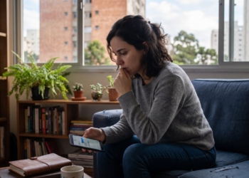 Psicologia sugere que pessoas que respondem “ok” na hora, mas somem quando alguém pede desculpa de verdade, não são frias — muitas vezes, elas sabem que uma resposta errada pode piorar a ferida