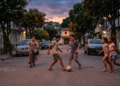 A psicologia diz que pessoas que cresceram brincando na rua até escurecer não veem essa infância como desleixo, mas como um treino precoce de autonomia e confiança