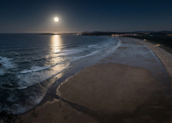 A ciência explica como os oceanos respondem ao movimento da Lua e do Sol com ciclos previsíveis