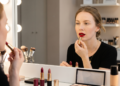 A consultora de beleza afirma que quem gosta do batom vermelho clássico de Taylor Swift deve evitar tons que apagam o rosto. O ideal é escolher a nuance certa para valorizar a pele