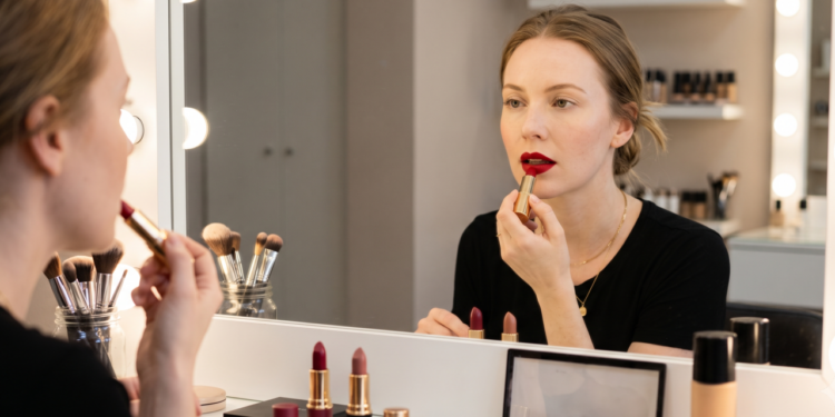A consultora de beleza afirma que quem gosta do batom vermelho clássico de Taylor Swift deve evitar tons que apagam o rosto. O ideal é escolher a nuance certa para valorizar a pele