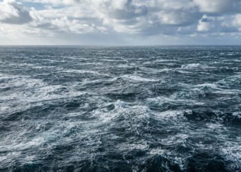 Ciência explica como a onda cruzada muda o comportamento do mar e aumenta os riscos na costa