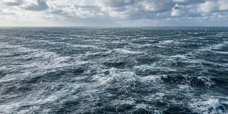 Ciência explica como a onda cruzada muda o comportamento do mar e aumenta os riscos na costa