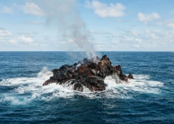 Cientistas explicam como novas ilhas surgem do fundo do mar e revelam como a vida encontra espaço para crescer