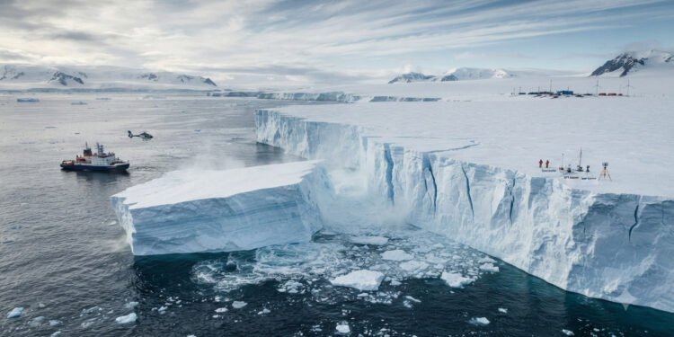 Cientistas acompanham iceberg formado após grande ruptura em geleira da Antártida