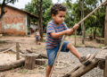 Pesquisas sugerem que a forma como uma criança lida com dificuldade começa a ser moldada antes dos 5 anos, muito antes de ela decidir sozinha se se vê como capaz ou travada