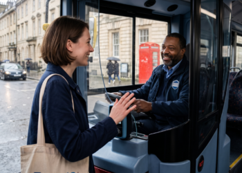 A psicologia sugere que as pessoas que cumprimentam o motorista do ônibus ao entrar não o fazem só por simpatia, mas por validação da presença do outro