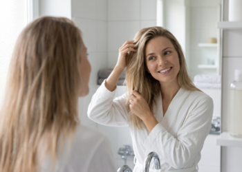 María Rogel, dermatologista, afirma: “Quem tem cabelo fino e oleoso não precisa evitar lavagens frequentes; um shampoo suave pode limpar o couro cabeludo sem deixar os fios pesados”