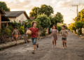 As crianças das décadas de 1960 e 70 não nasceram mais resistentes — elas cresceram com o tipo de tempo livre e sem supervisão que, segundo um pesquisador, constrói resiliência de forma silenciosa.