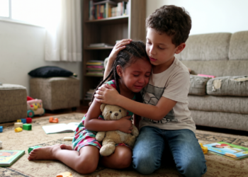 A psicologia afirma que quem virou apoio emocional dos irmãos ainda na infância não apenas ajudava os pais, mas pode ter desenvolvido uma habilidade rara para acolher pessoas