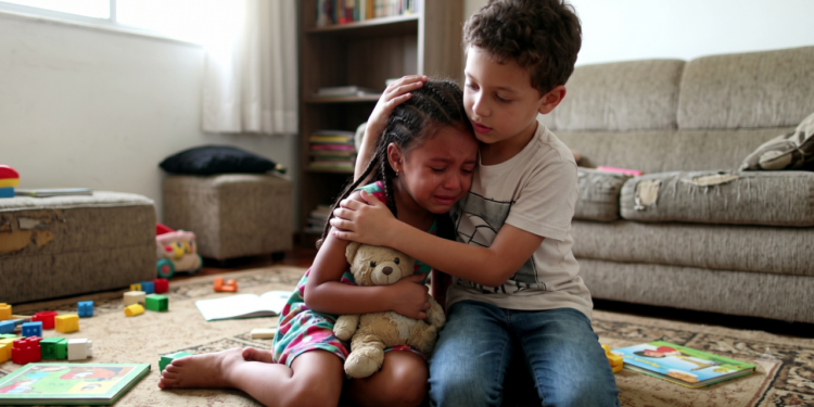 A psicologia afirma que quem virou apoio emocional dos irmãos ainda na infância não apenas ajudava os pais, mas pode ter desenvolvido uma habilidade rara para acolher pessoas