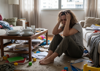 As pessoas que não limpam suas casas nem sempre são preguiçosas; podem simplesmente se sentir sobrecarregadas e sem saber por onde começar.