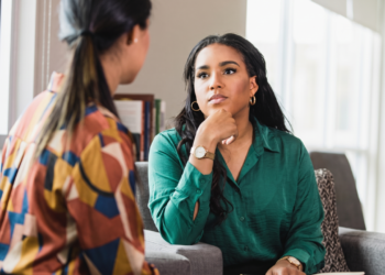 A psicologia sugere que ouvir mais do que falar é característico de pessoas com alta inteligência social