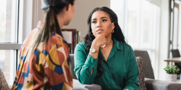 A psicologia sugere que ouvir mais do que falar é característico de pessoas com alta inteligência social