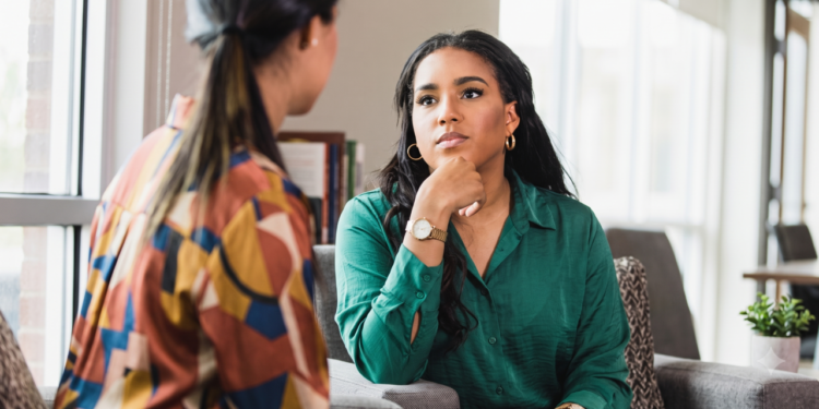 A psicologia sugere que ouvir mais do que falar é característico de pessoas com alta inteligência social